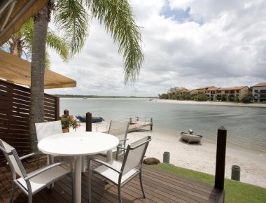 Absolute-Waterfront-Accommodation-Noosa-1